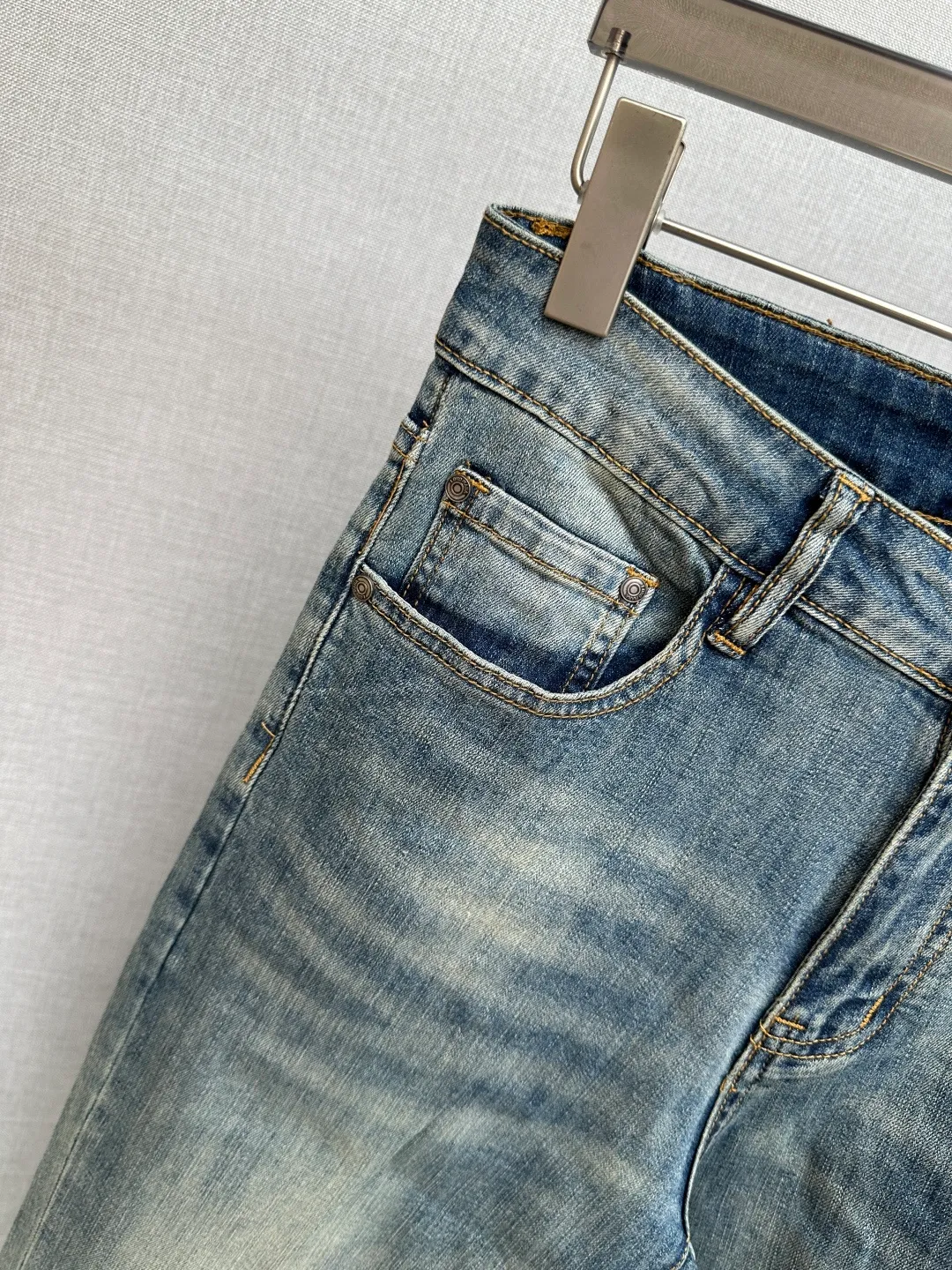 Available at the official website counter at the same time, the Original is a very stylish pair of jeans, with customized original washed denim fabric, unique design, top-notch printing technology letter pattern logo, original hardware accessories decoration, an extremely outstanding pair of jeans, the materials and craftsmanship are extremely luxurious and exquisite, extremely high-grade, handsome and stylish upper body, recommended 👍, Sizes: 29-38